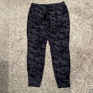 Women’s Joggers Size Large, Black Camo